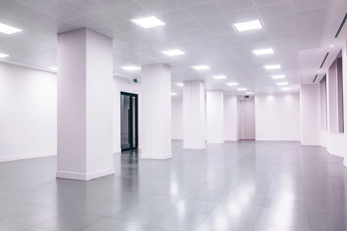 Local professionnel vide avec grandes baies vitrées