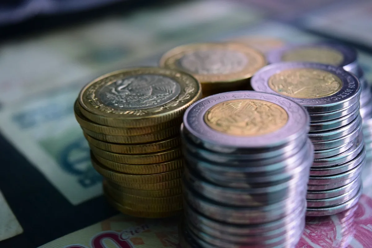 Pièces de monnaie et billets représentant un capital d'investissement