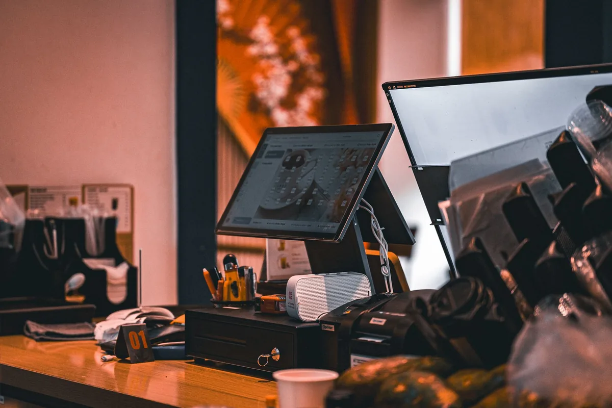 Tableau de bord CRM affiché sur un écran d'ordinateur dans un bureau