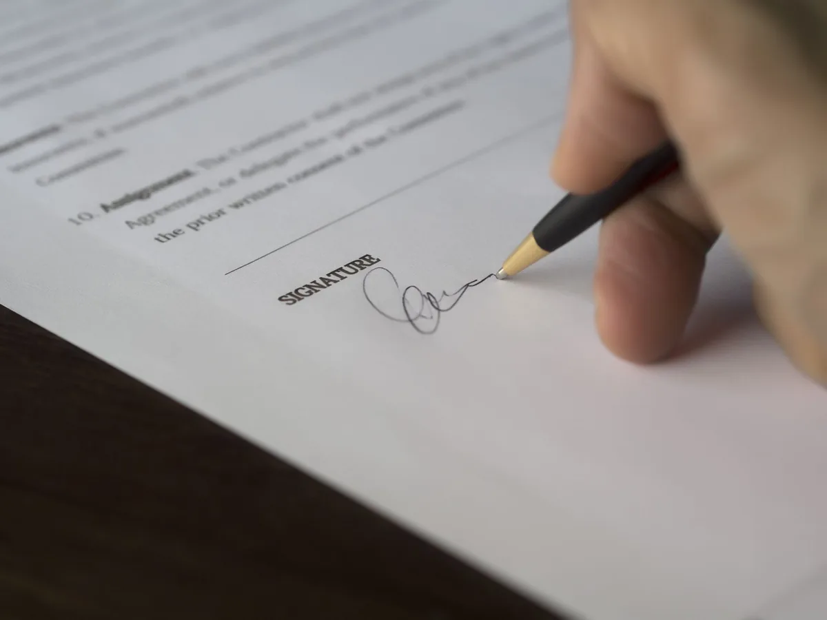 Signature d'un contrat de travail avec une clause de non-concurrence