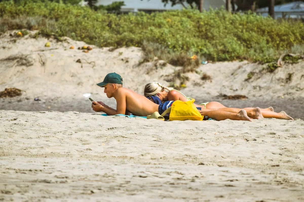 Salarié en vacances sur une plage, symbolisant les congés payés