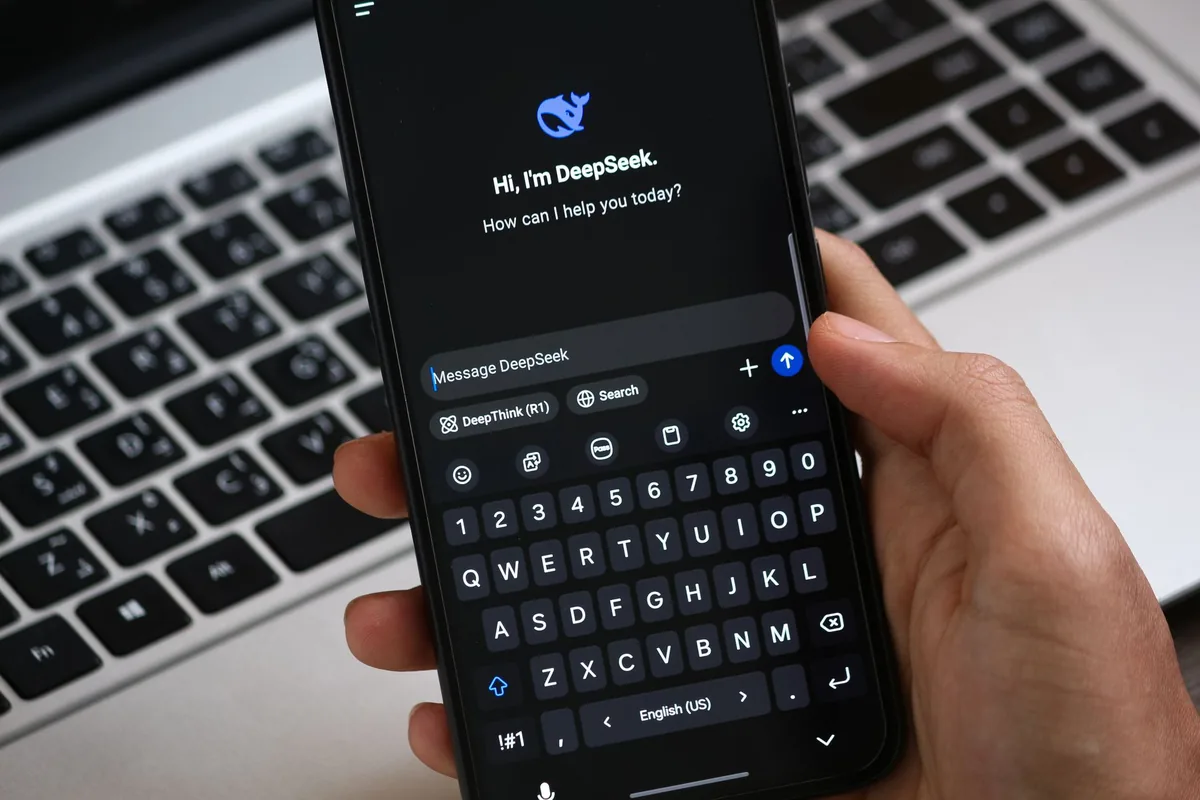 Écran affichant une interface de recherche par intelligence artificielle dans un bureau
