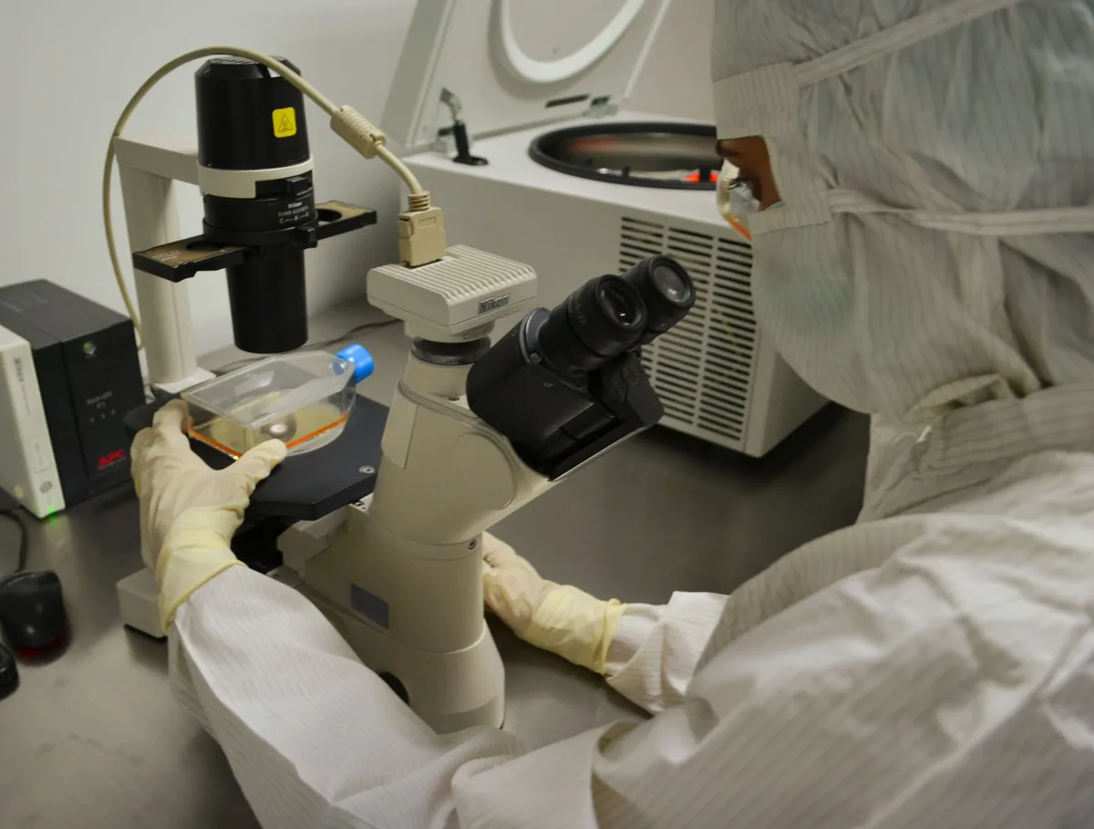 Ingénieurs travaillant sur un prototype dans un laboratoire de recherche et développement