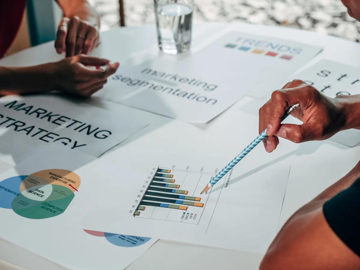 Équipe marketing définissant le profil de client idéal sur un tableau collaboratif