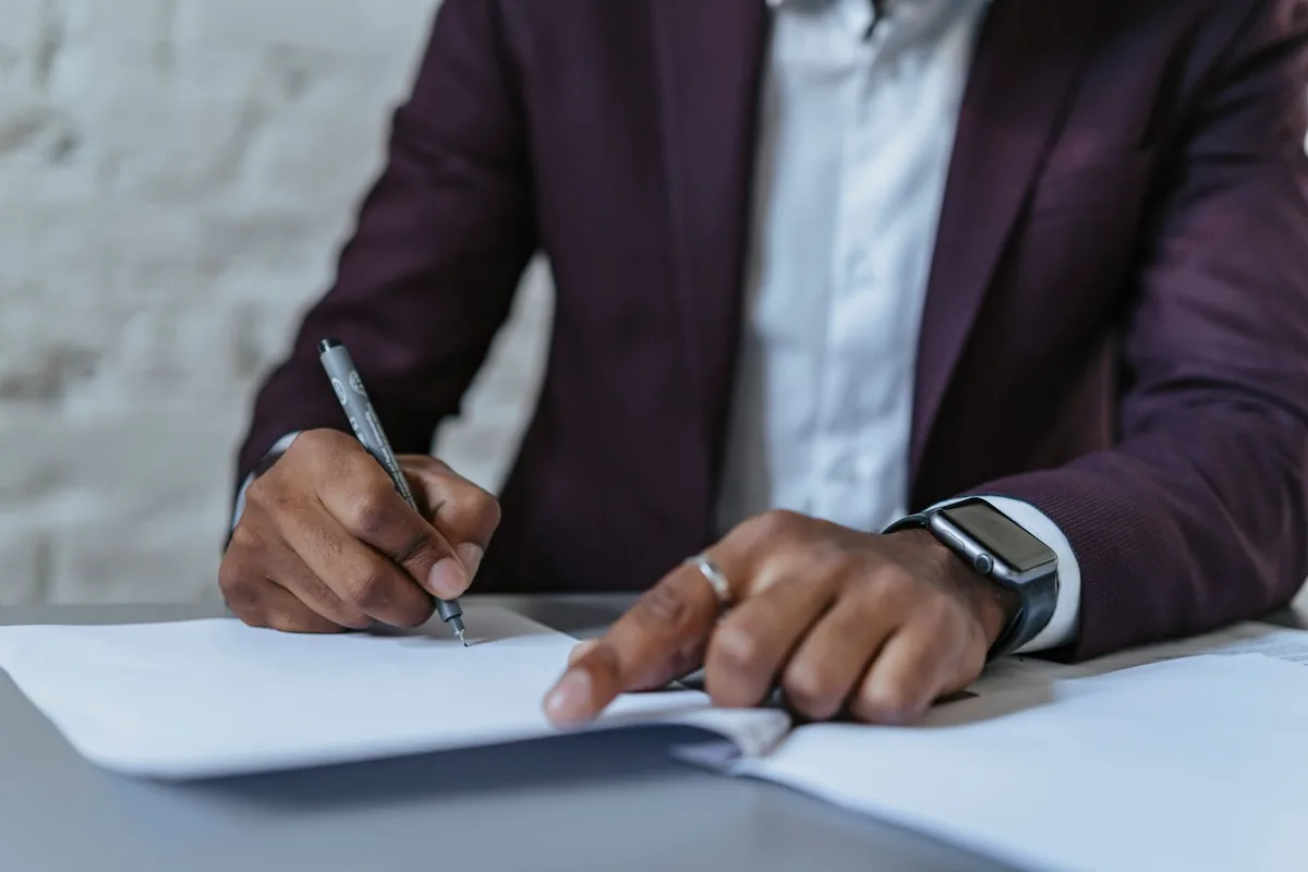 Manager signant un document de délégation de pouvoir dans un bureau