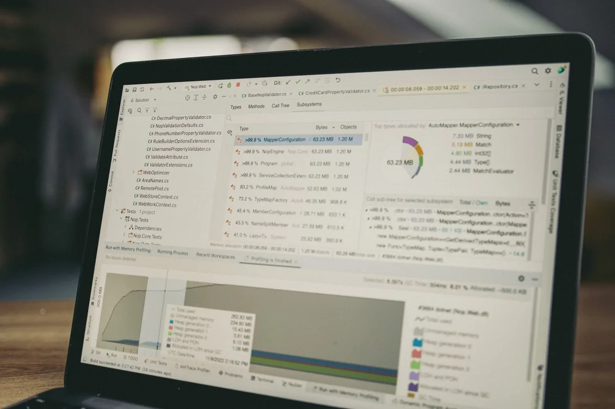 Écran d'ordinateur affichant un logiciel de gestion d'entreprise dans un bureau