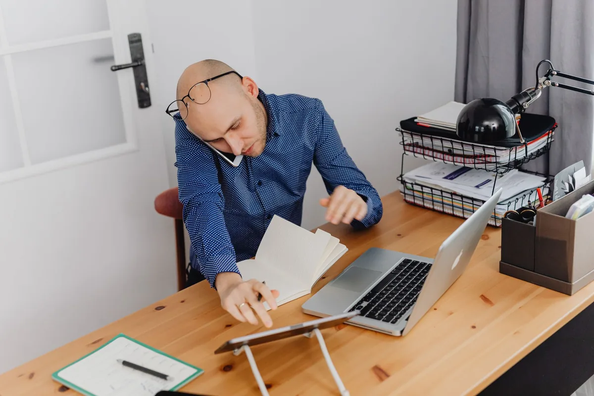 Bureau à domicile avec ordinateur portable, symbole du siège social d'une entreprise