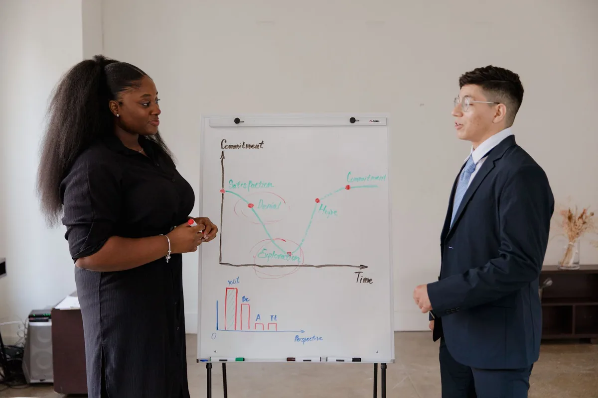 Manager et salarié en entretien professionnel dans une salle de réunion