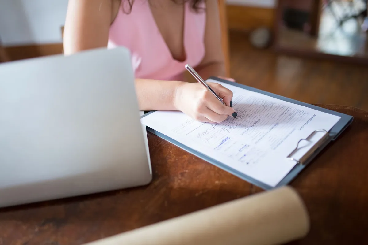 Créateur d'entreprise remplissant sa demande d'immatriculation en ligne sur un ordinateur portable