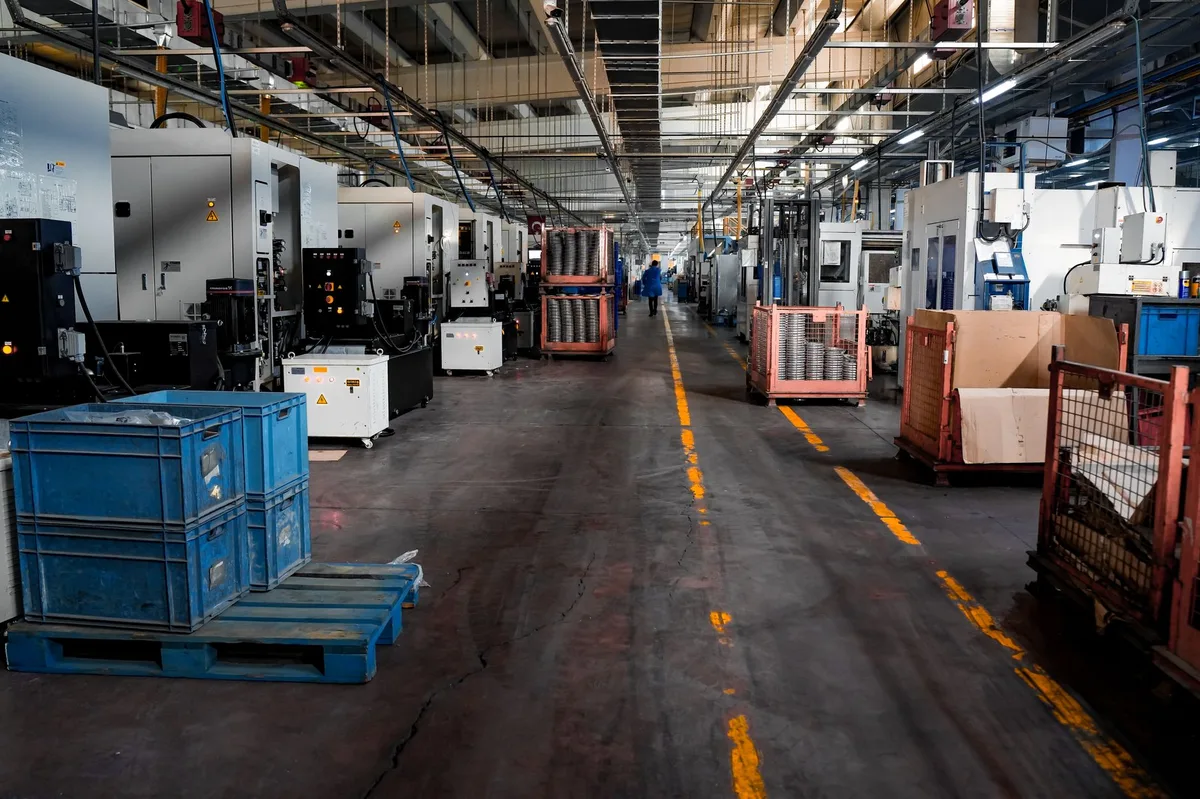 Schéma de chaîne de valeur décomposant les activités d'une entreprise sur un tableau