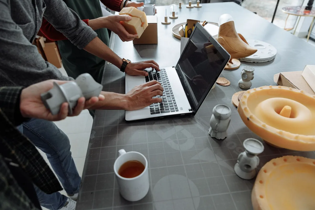 Entrepreneur esquissant le prototype de son produit sur un tableau blanc couvert de notes