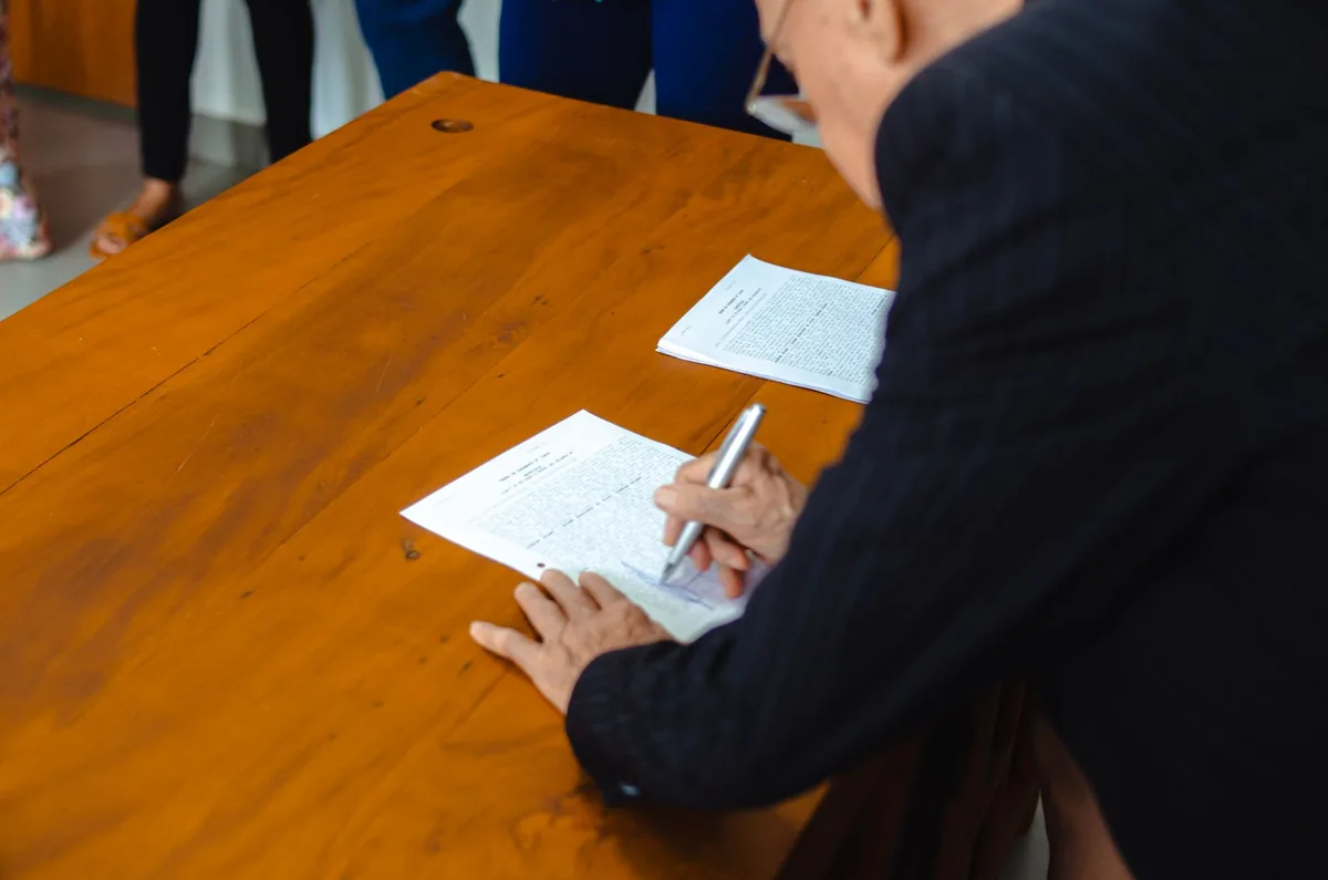 Bureau avec documents officiels et stylo pour signature de courrier administratif