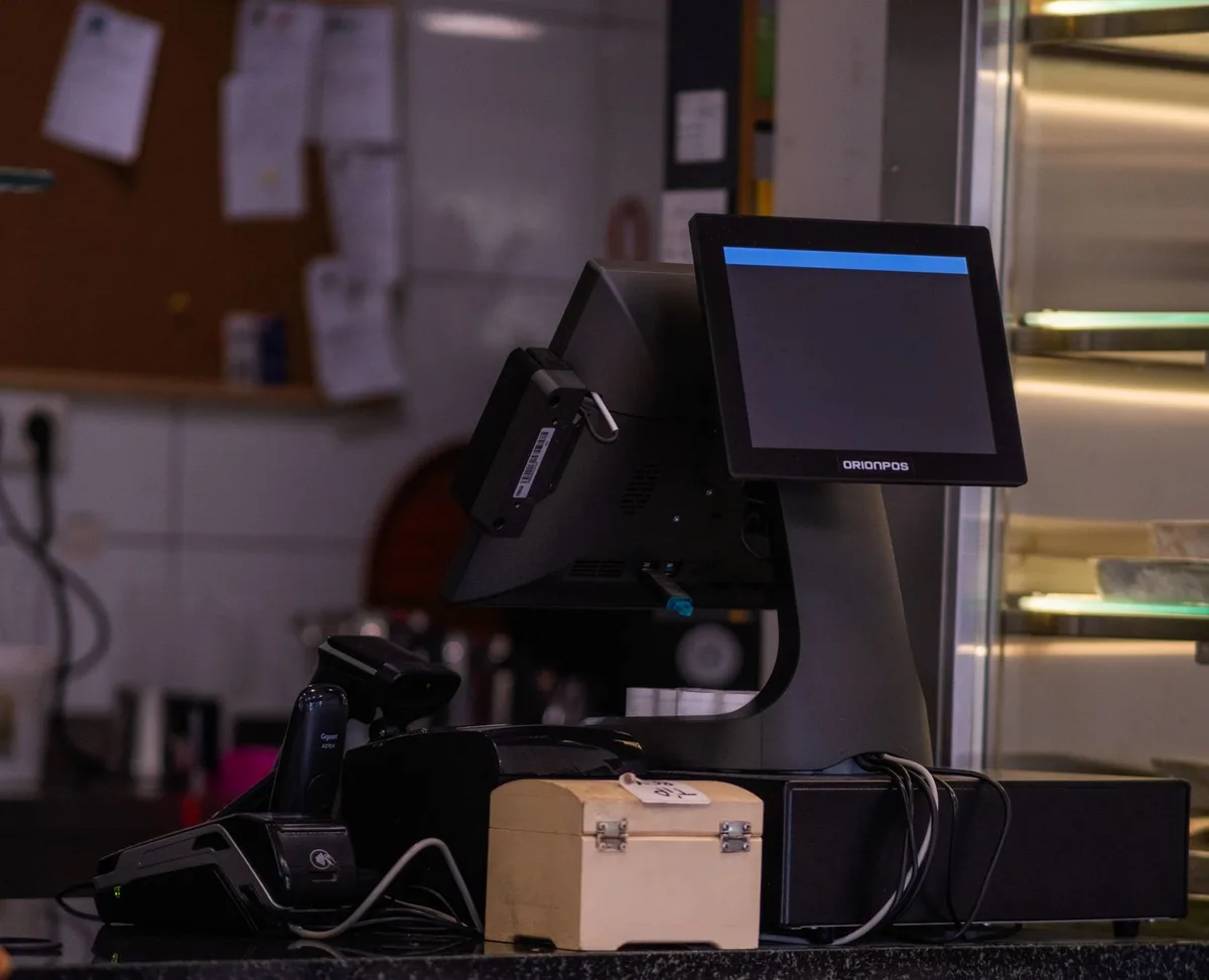 Écran tactile d'une caisse enregistreuse dans un commerce avec un terminal de paiement