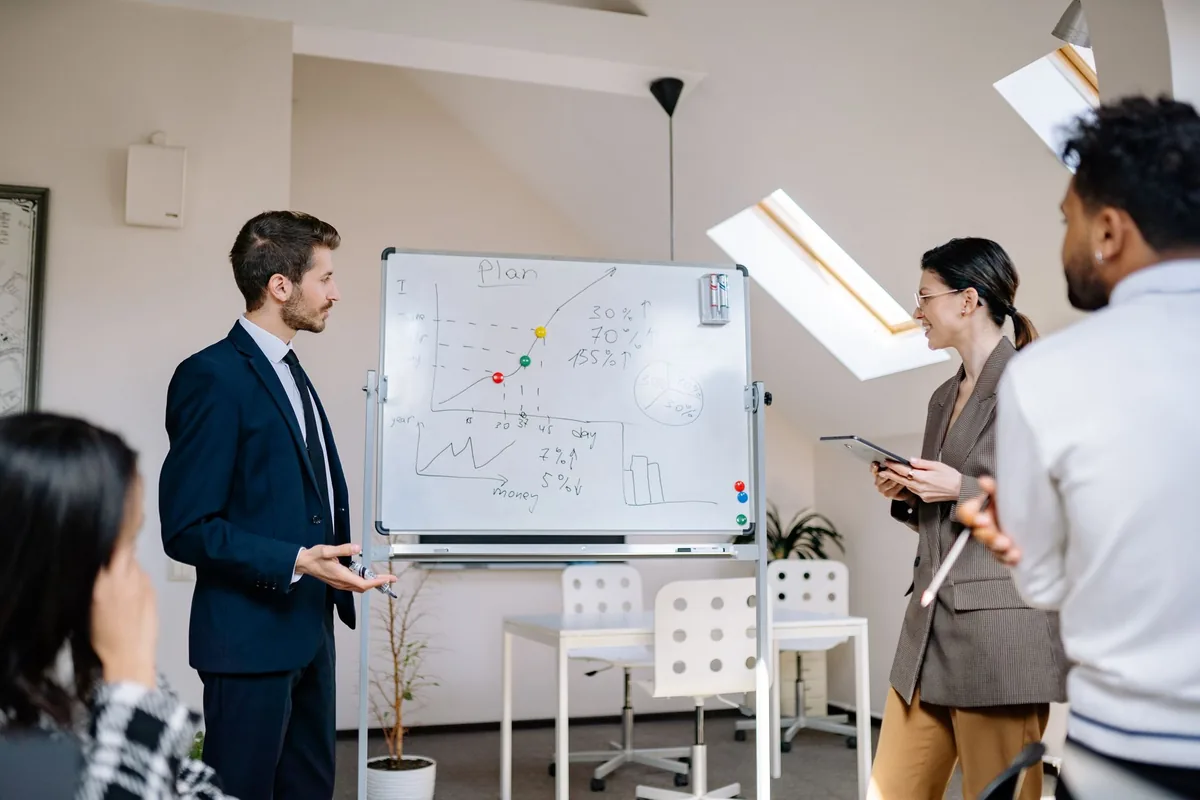 Dirigeant analysant une matrice SWOT sur tableau blanc en réunion stratégique