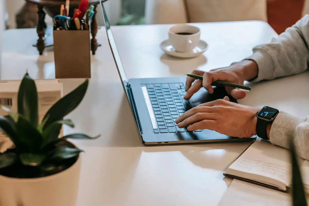 Travailleur indépendant en micro-entreprise à son bureau avec un ordinateur portable