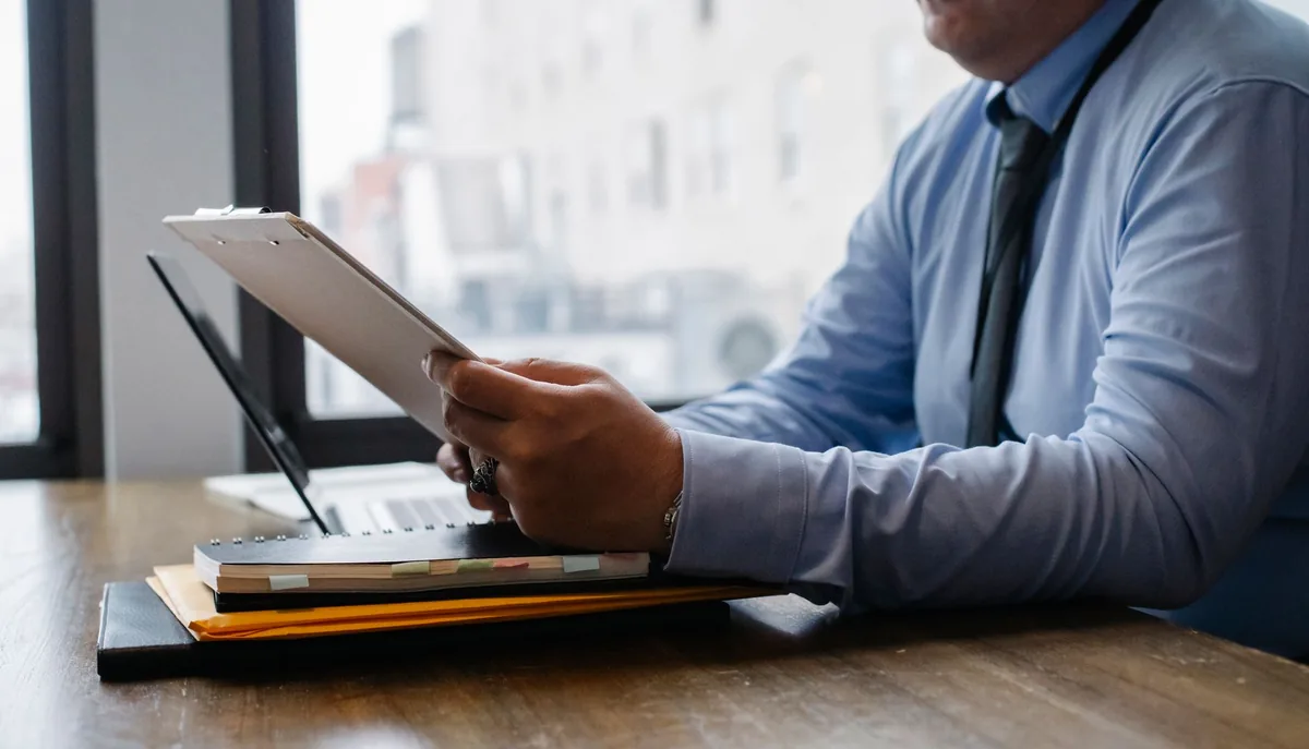 Entrepreneur qui rédige son business plan sur un ordinateur portable à son bureau