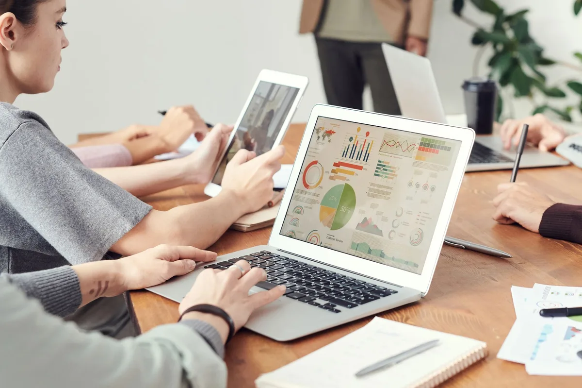 Responsable des ressources humaines consultant un tableau de bord RH sur son ordinateur