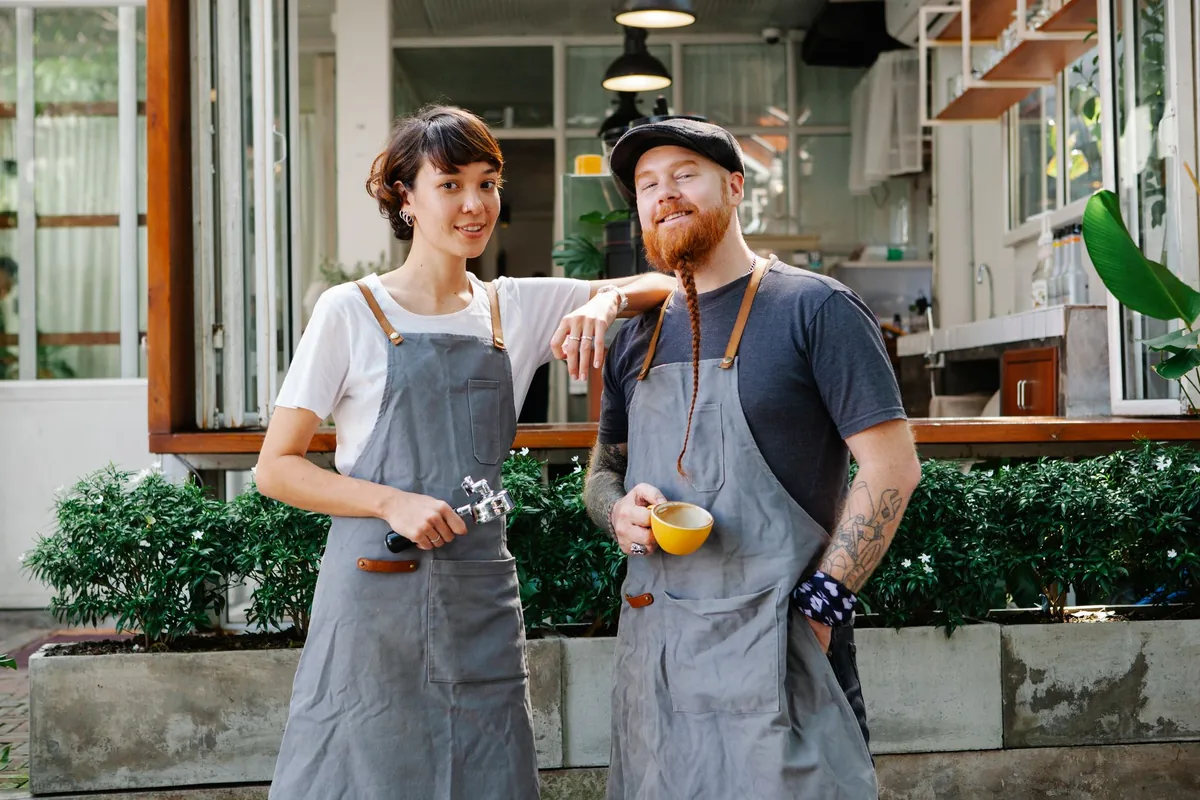 Couple travaillant ensemble dans leur commerce, illustrant le statut de conjoint collaborateur